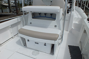 TE289 leaning post03